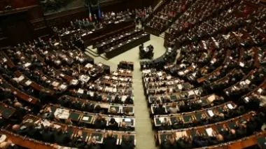 A destra, una seduta del Parlamento, e nelle foto piccole Luciano Benetton ex senatore Pri e Gianni De Michelis ex ministro