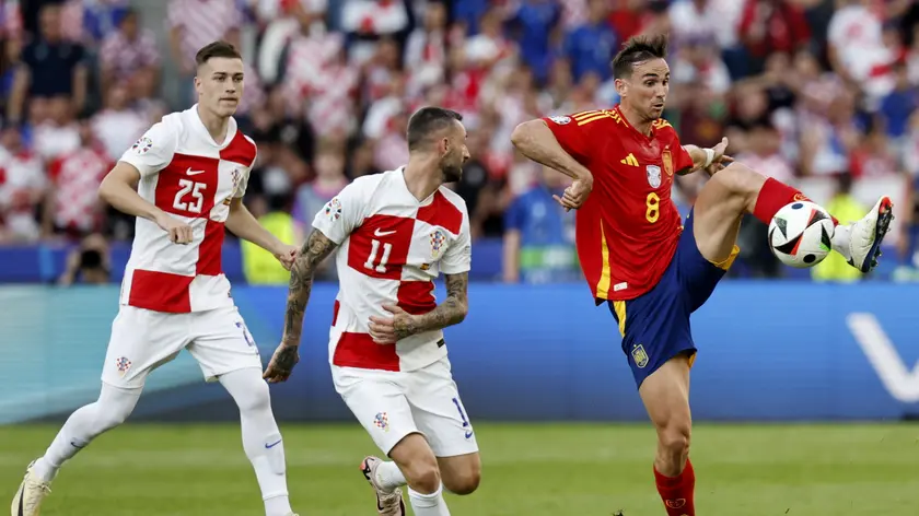 epa11413168 Fabian Ruiz (R) of Spain in action during the UEFA EURO 2024 group B match between Spain and Croatia in Berlin, Germany, 15 June 2024. EPA/ROBERT GHEMENT