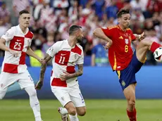 epa11413168 Fabian Ruiz (R) of Spain in action during the UEFA EURO 2024 group B match between Spain and Croatia in Berlin, Germany, 15 June 2024. EPA/ROBERT GHEMENT