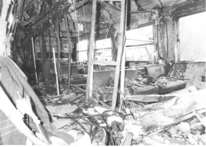La devastazione della carrozza 9 del rapico 904