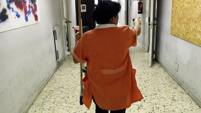 Una bidella cammina in un corridoio il primo giorno di scuola al liceo Newton di Roma, oggi 12 settbre 2011 a Roma..ANSA/ALESSANDRO DI MEO