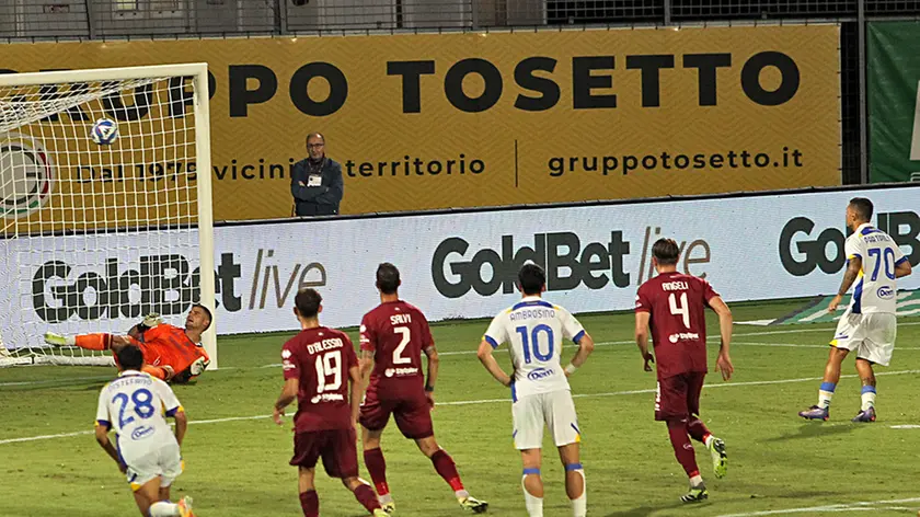 Il rigore di Partipilo che condanna il Cittadella contro il Frosinone (Foto Piran)