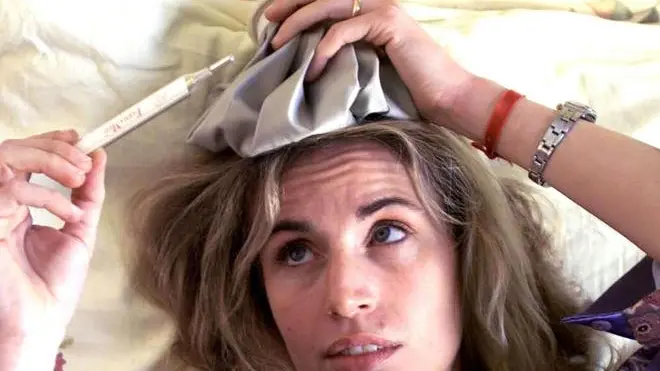 20051031 - ROMA - CRO - INFLUENZA, MEZZO MLN ITALIANI A LETTO MA NON E' QUELLA VERA..PREGLIASCO, COLPA DEL 'TEMPO BALLERINO'..Una foto di archivio del 4 Febbraio 2002 di una donna influenzata a letto. Sono gia' quasi mezzo milione gli ..italiani che solo la scorsa settimana sono finiti nella rete dei mali di stagione, le pre-influenze: febbre, male alle ossa, brividi, tosse e raffreddore. Ma non e' ancora l'influenza vera, quella contro la quale ci ..si sta vaccinando proprio in questi giorni che arrivera' solo a dicembre. FRANCO SILVI/ARCHIVIO ANSA/DEF