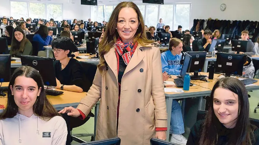 La rettrice Daniela Mapelli tra gli aspiranti studenti al momento del primo test online per l’accesso alla Scuola di Medicina