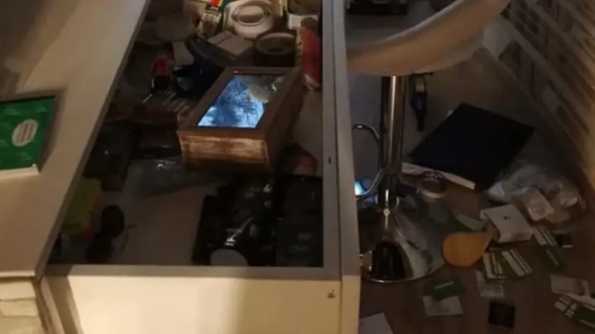Il disordine lasciato dai ladri a Borgo Chic dopo la razzia notturna