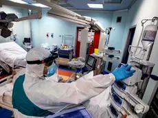 Un reparto di terapia intensiva durante l'emergenza. ANSA/ANGELO CARCONI