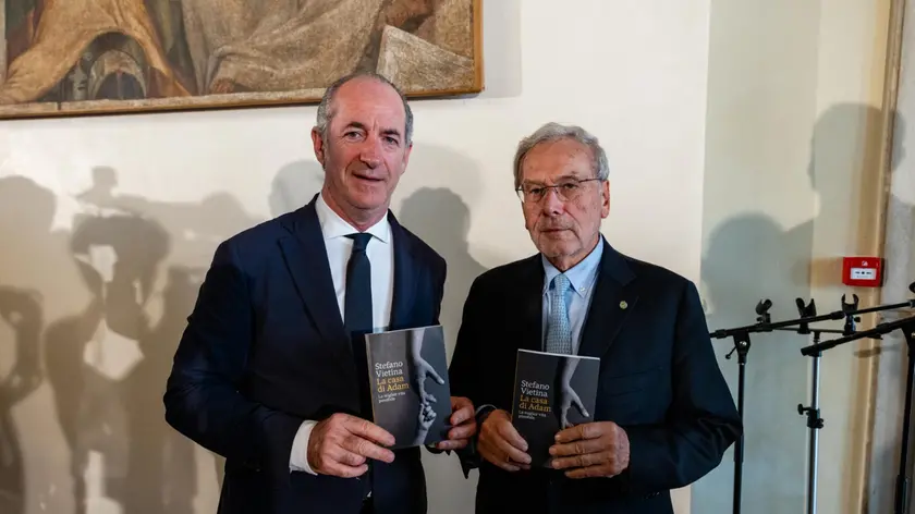 Il governatore Zaia con il presidente della Fondazione, Zaccaria, entrambi con il nostro libro