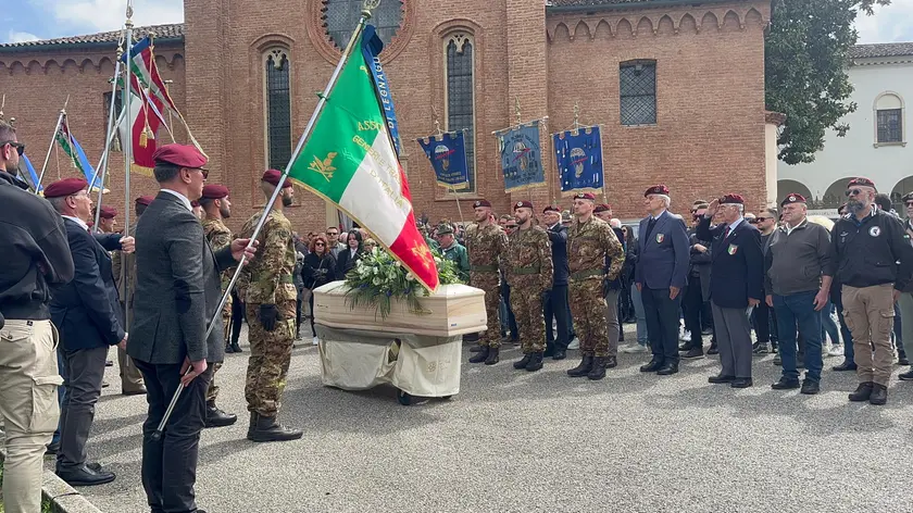 Il saluto del commilitone al feretro