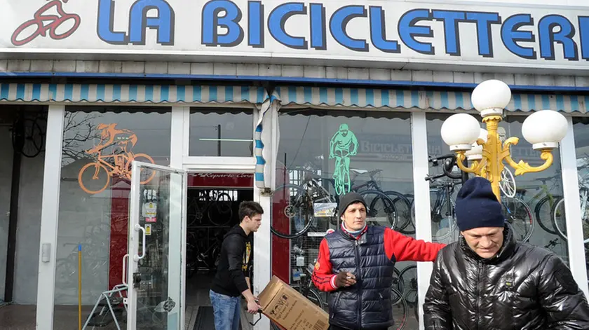 Stanghella (PD), 04.02.2015 Spaccata notturna al negozio "Bicicletteria" di via Nazionale 11 ph. Zangirolami Nella foto: il titolare Giovanni Osti vicino alla vetrina infranta