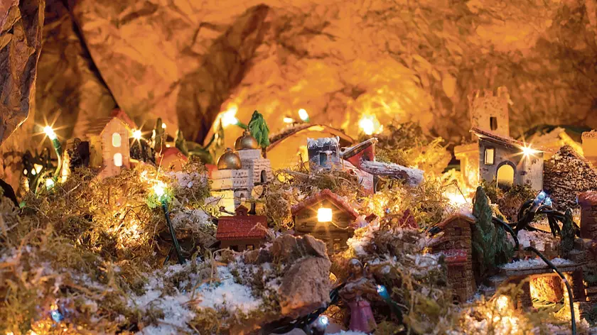 Un presepe e un babbo natale appeso all’albero: ognuno ha uno “scatolone del Natale” che conserva addobbi, statuine e ricordi
