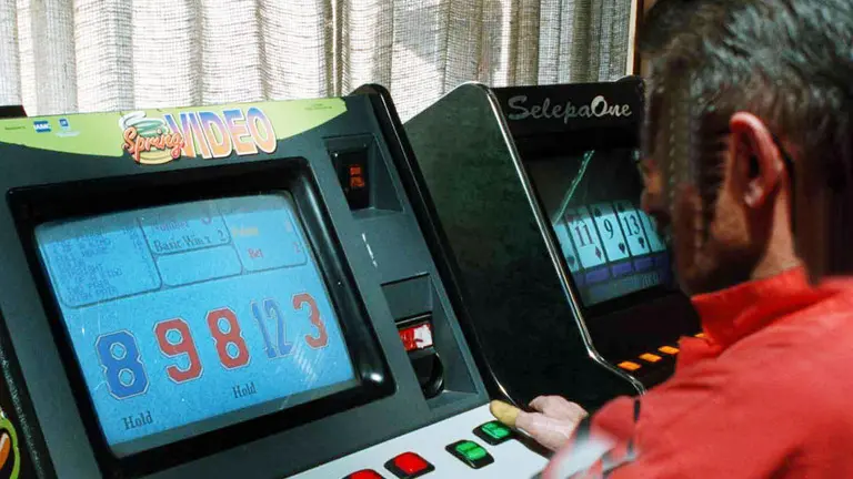 Una foto di archivio ritrae un uomo mentre gioca con un macchitta videopoker. ARCHIVIO MARIO ROSAS - ANSA-CD