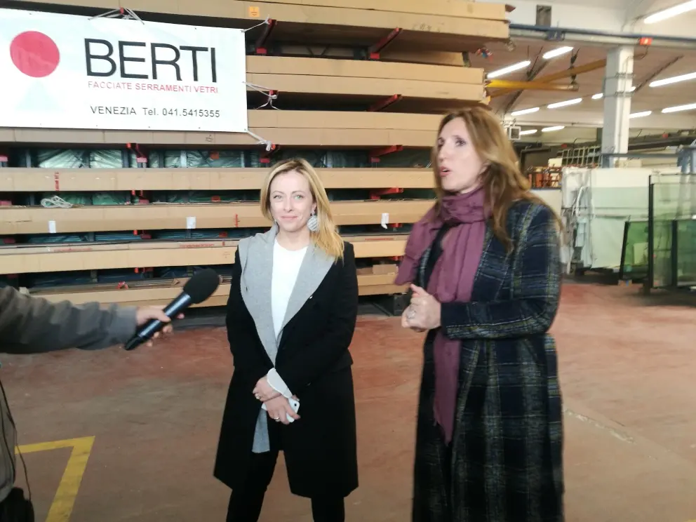 Elena Donazzan assessore regionale veneto assieme a Giorgia Meloni, leader di Fdi