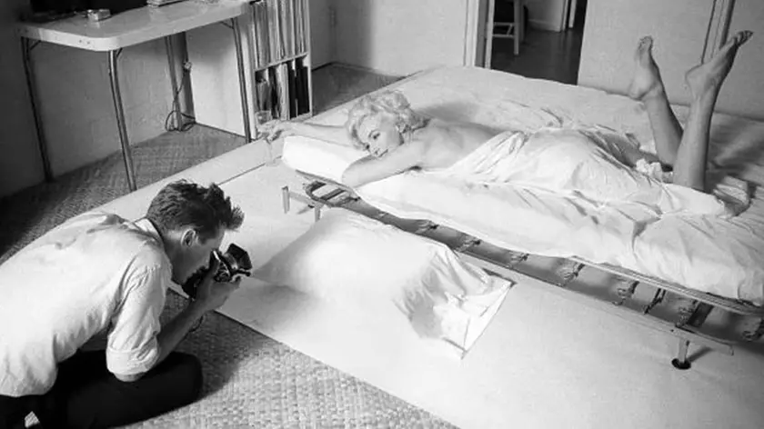 Douglas Kirkland durante il servizio con Marilyn Monroe