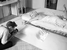 Douglas Kirkland durante il servizio con Marilyn Monroe