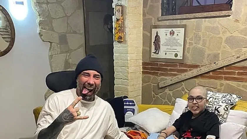Vittorio Brumotti durante una delle visite a Geremia Fontana
