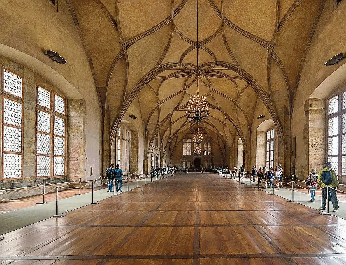 È davvero spettacolare la Sala Vladislao, nel cuore degli appartamenti reali del Castello di Praga. Lunga oltre sessanta metri, è caratterizzata soprattutto da un sistema di volte intrecciate, estremamente creativo, progettato da Benedikt Ried alla fine del Quattrocento. (foto DXR)