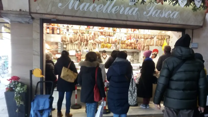 In coda davanti alla macelleria “Tasca”