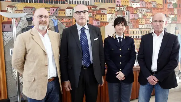 FERRO - QUESTURA E SORDOMUTI. DA SX: ROCCO ROSELLI, IGNAZIO COCCIA, VALERIA PACE, MAURIZIO DRAGO