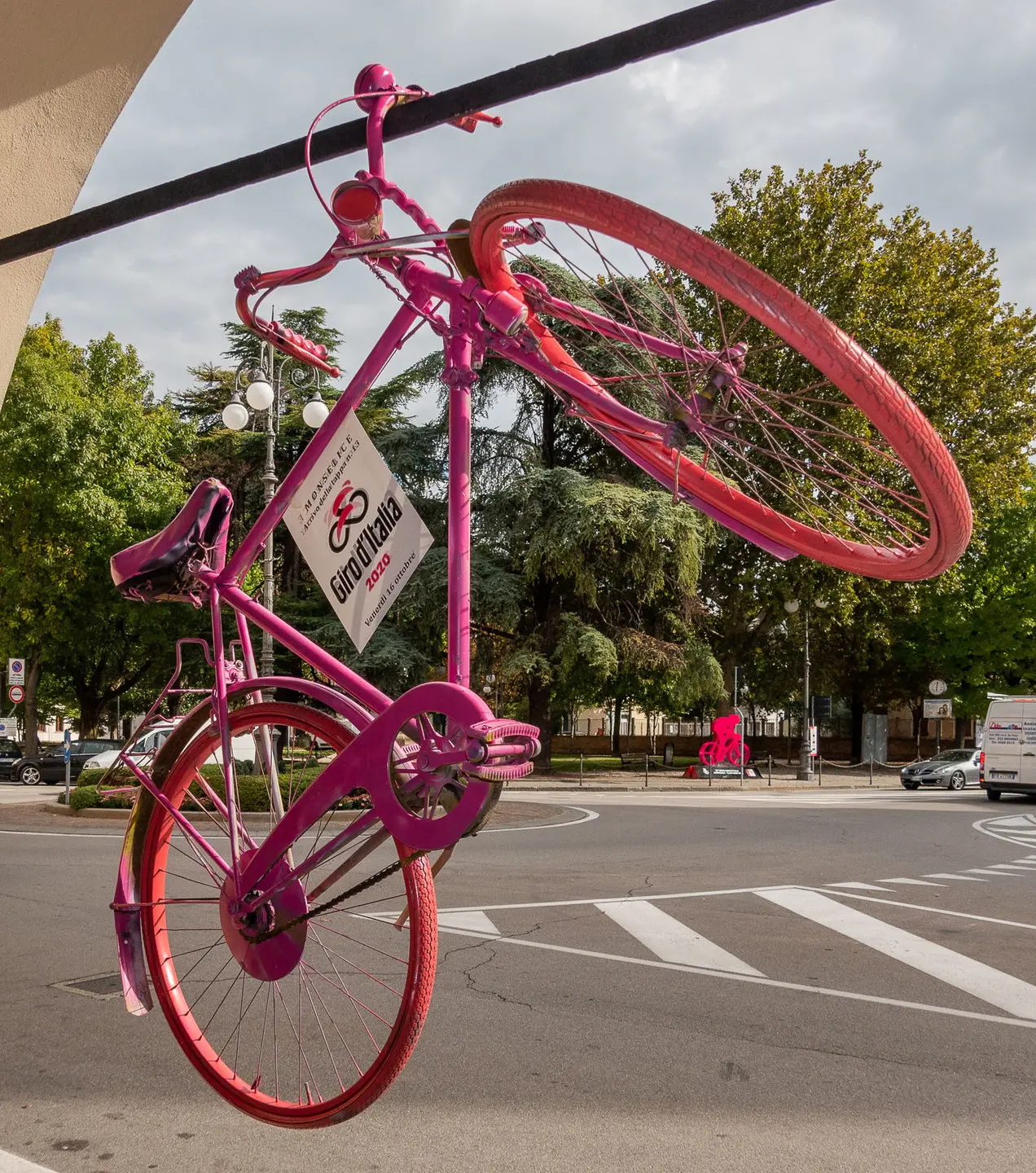 Monselice (PD) 14 ottobre 2020. Monselice si prepara ad accogliere l'arrivo del Giro d'Italia. Nella foto: Una bici rosa messa da Pizza Comix