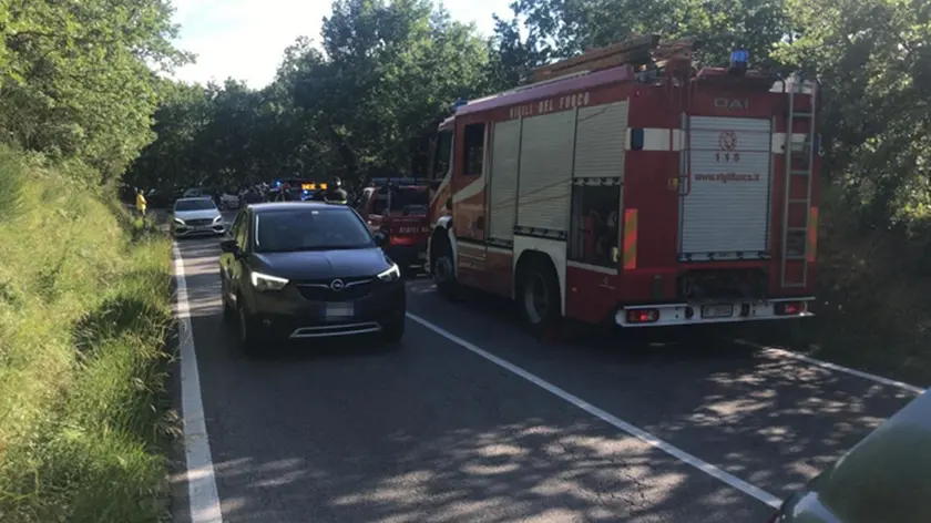 Una immagine gentilmente concessa da Radio Siena TV mostra i soccorsi sul luogo dell'incidente che ha coinvolto Alex Zanardi. ANSA/Radio Siena TV EDITORIAL USE ONLY NO SALES