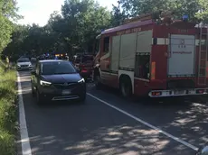 Una immagine gentilmente concessa da Radio Siena TV mostra i soccorsi sul luogo dell'incidente che ha coinvolto Alex Zanardi. ANSA/Radio Siena TV EDITORIAL USE ONLY NO SALES