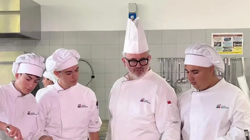 Studenti e prof al lavoro in cucina