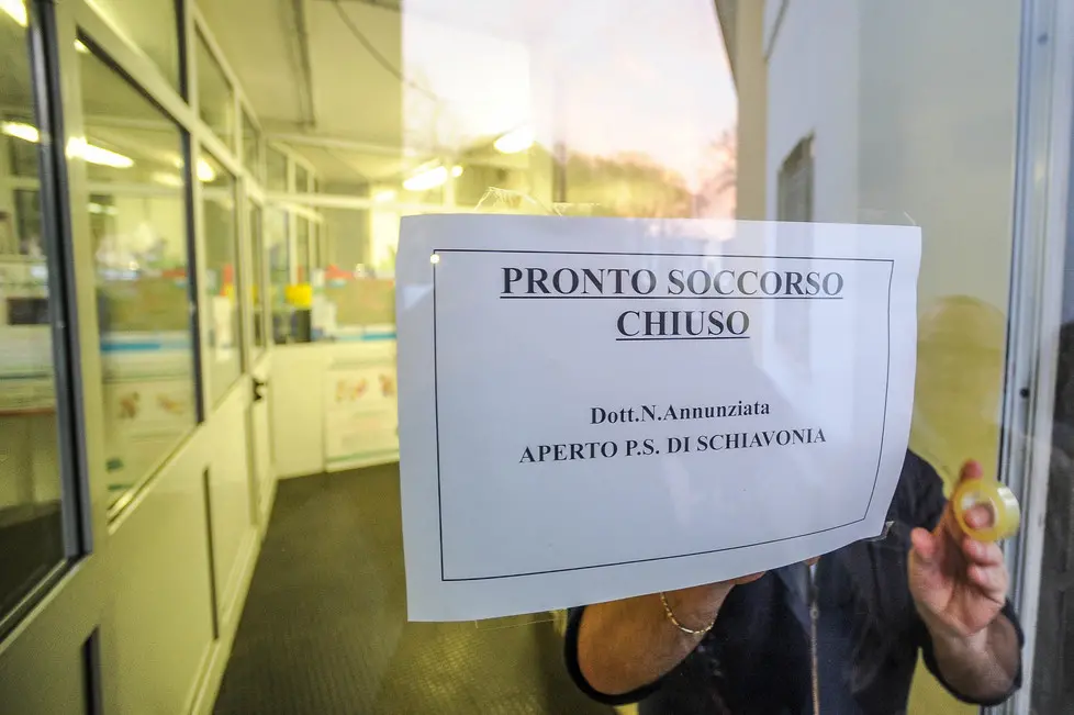 Monselice (PD), 17.11.2014 Chiusura del Pronto Soccorso dell'ospedale alle ore 6.30. ph. Zangirolami. Nella foto: viene chiusa la porta esterna, tra la curiosità dei passanti.
