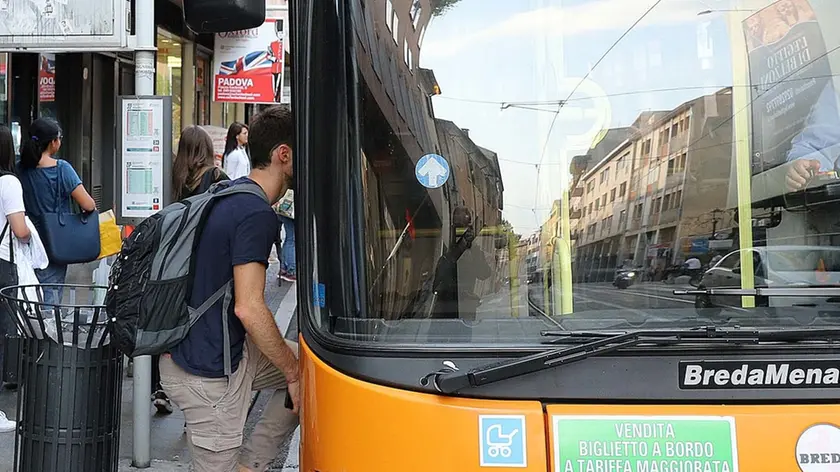MARIAN - AGENZIA BIANCHI - PADOVA - GENTE CHE SALE SUL BUS