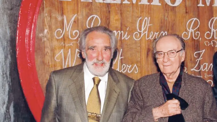 Mario Rigoni Stern e Andrea Zanzotto nel 2001, hanno appena firmato la botte del Premio Masi