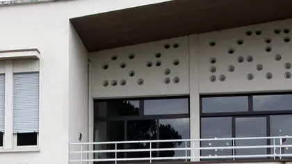 20091103 - PADOVA - REL - CROCIFISSO IN AULA: RICORSO GOVERNO CONTRO CORTE STRASBURGO - Studenti davanti alla scuola "Vittorino da Feltre" ad Abano Terme (Padova) oggi 3 novembre 2009. Il 27 maggio 2002 il Consiglio di Istituto respinse il ricorso della famiglia di due alunne e decise che potevano essere lasciati esposti negli ambienti scolastici i simboli religiosi, ed in particolare il crocifisso, unico simbolo esposto. La decisione venne impugnata da Soile Lautsi, la madre delle due alunne, davanti al Tar per il Veneto. Il governo italiano ricorrerà contro la sentenza emessa dalla Corte europea dei diritti dell'uomo relativa ai crocifissi nelle aule scolastiche. ANSA/DAVIDE BOLZONI /gid