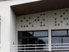 20091103 - PADOVA - REL - CROCIFISSO IN AULA: RICORSO GOVERNO CONTRO CORTE STRASBURGO - Studenti davanti alla scuola "Vittorino da Feltre" ad Abano Terme (Padova) oggi 3 novembre 2009. Il 27 maggio 2002 il Consiglio di Istituto respinse il ricorso della famiglia di due alunne e decise che potevano essere lasciati esposti negli ambienti scolastici i simboli religiosi, ed in particolare il crocifisso, unico simbolo esposto. La decisione venne impugnata da Soile Lautsi, la madre delle due alunne, davanti al Tar per il Veneto. Il governo italiano ricorrerà contro la sentenza emessa dalla Corte europea dei diritti dell'uomo relativa ai crocifissi nelle aule scolastiche. ANSA/DAVIDE BOLZONI /gid