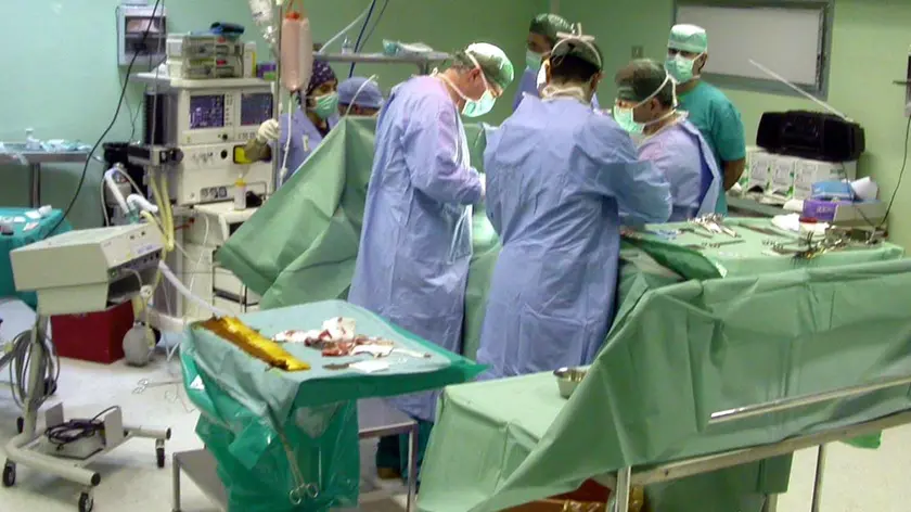Medici in sala operatoria: a detta della categoria, si fanno sempre più pesanti i carichi di lavoro