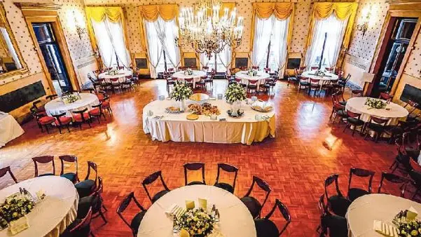 La sala Rossini del Pedrocchi a Padova apparecchiata per un matrimonio