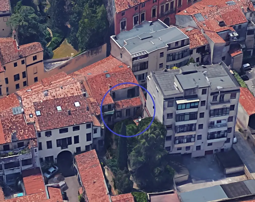 Il cortile in cui è stato trovato il cadavere