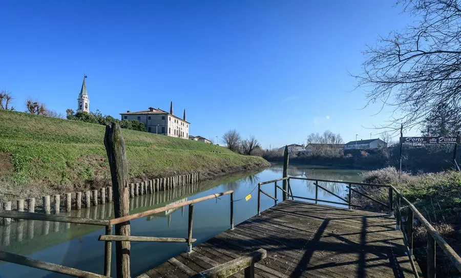 Bovolenta (PD), 19 dicembre 2017. Vedute di Bovolenta. Nella foto: il porticciolo con alcunbe barche il località "la Ponta".