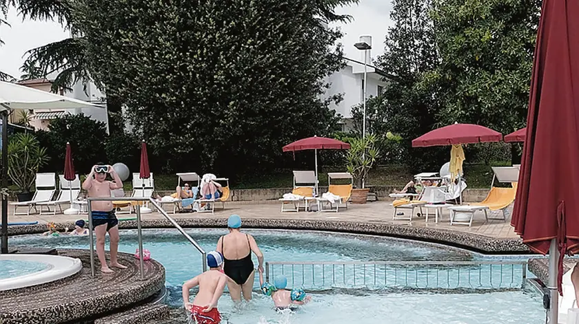 La piscina dell’hotel Mioni Royal San di Montegrotto Terme, buona affluenza nel primo giorno di riapertura
