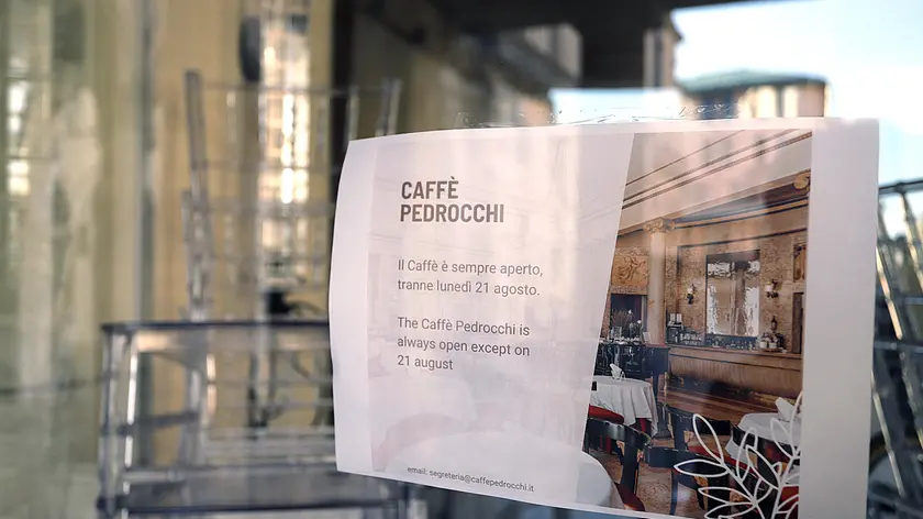 Il cartello di chiusura apparso al Pedrocchi a Padova