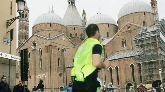 BARSOTTI - SANTO - MARATONA DI SAN ANTONIO 2013 - PASSAGGIO DAVANTI AL SANTO