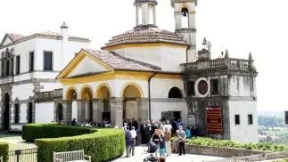 SAN GIORGIO E’ la settima chiesa del Santuario Contiene i corpi dei Santi