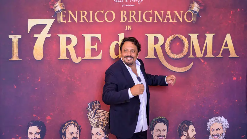 Enrico Brignano con la locandina del tour