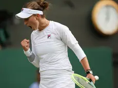 epa11473016 Barbora Krejcikova of Czech Republic in action during her Women's Singles semi-finals match against Elena Rybakina of Kazakhstan at the Wimbledon Championships, in Wimbledon, London, Britain, 11 July 2024. EPA/ADAM VAUGHAN EDITORIAL USE ONLY