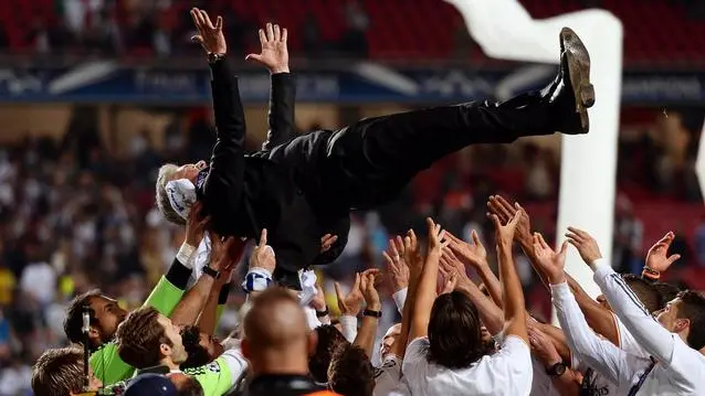epa04223516 Real Madrid's head coach Carlo Ancelotti (up) is celebrated by his players after the UEFA Champions League final between Real Madrid and Atletico Madrid at Luz stadium in Lisbon, Portugal, 24 May 2014. Real Madrid won 4-1 after extra time. EPA/HUGO DELGADO