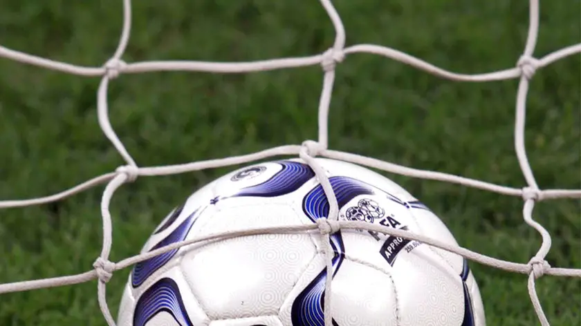 MI-3-22/8/02- MILANO- SPR- CALCIO: DIRITTI TV.. Un pallone denmtro una porta. DANIEL DAL ZENNARO