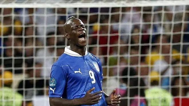 epa03280020 Mario Balotelli of Italy reacts during the quarter final match of the UEFA EURO 2012 between England and Italy in Kiev, Ukraine, 24 June 2012. EPA/KERIM OKTEN UEFA Terms and Conditions apply http://www.epa.eu/downloads/UEFA-EURO2012-TCS.pdf