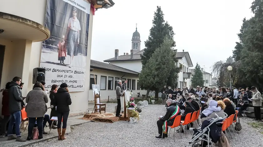 CESARO ph. Zangirolami Ospedaletto (PD), 05.12.2015 Intitolazione della via adiacente la chiesa e del patronato a Sor Bernardetta Boggian. Nella foto: l'intitolazione del patronato