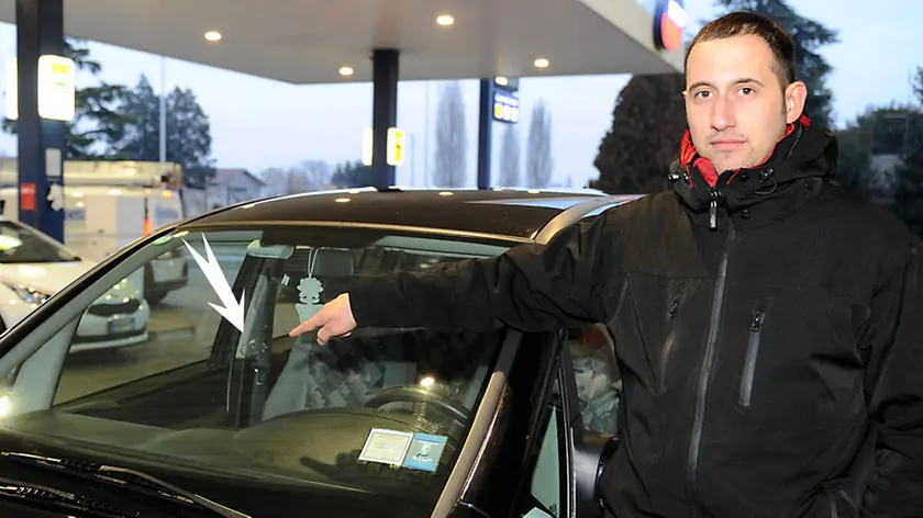 S. P. Viminario, 29 Gen 15 Mirko Masola indica il cristallo rotto da un sasso in autostrada. Ph. Zangirolami