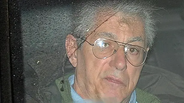Umberto Bossi lascia a bordo della sua auto la sede della Lega in via Bellerio a Milano, 3 aprile 2012. ANSA/ DANIEL DAL ZENNARO