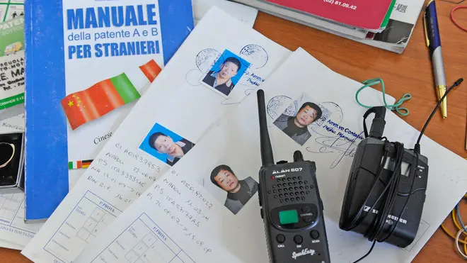 20090507 - CRO - NAPOLI - ESAME DI GUIDA CON AIUTO RICETRASMITTENTI, DENUNCE A NAPOLI - Ricetrasmittenti per superare l'esame di guida: e' quanto hanno scoperto gli agenti del commissariato di polizia 'S. Giovanni Barra' che oggi, alla Motorizzazione civile di Napoli, hanno sventato una vera e propria truffa. Quattro le persone denunciate: due operatori di scuola guida napoletani, incensurati, e due cittadini del Bangladesh. Cinquanta, invece, le ricetrasmittenti sequestrate. L'idea della truffa voleva essere questa: fuori dall'aula d'esame, gli operatori di scuola guida dettavano, grazie alle ricetrasmittenti, le risposte giuste ai giovani esaminandi. All'arrivo della polizia, tutti, sia operatori che alunni, si sono liberati delle ricetrasmittenti. Sequestrate anche 60 marche da bollo, verosimilmente false; controllate dalla polizia 71 persone. ANSA/CIRO FUSCO/GID