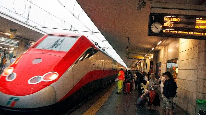 Un convoglio dell'alta velocità in stazione a Padova