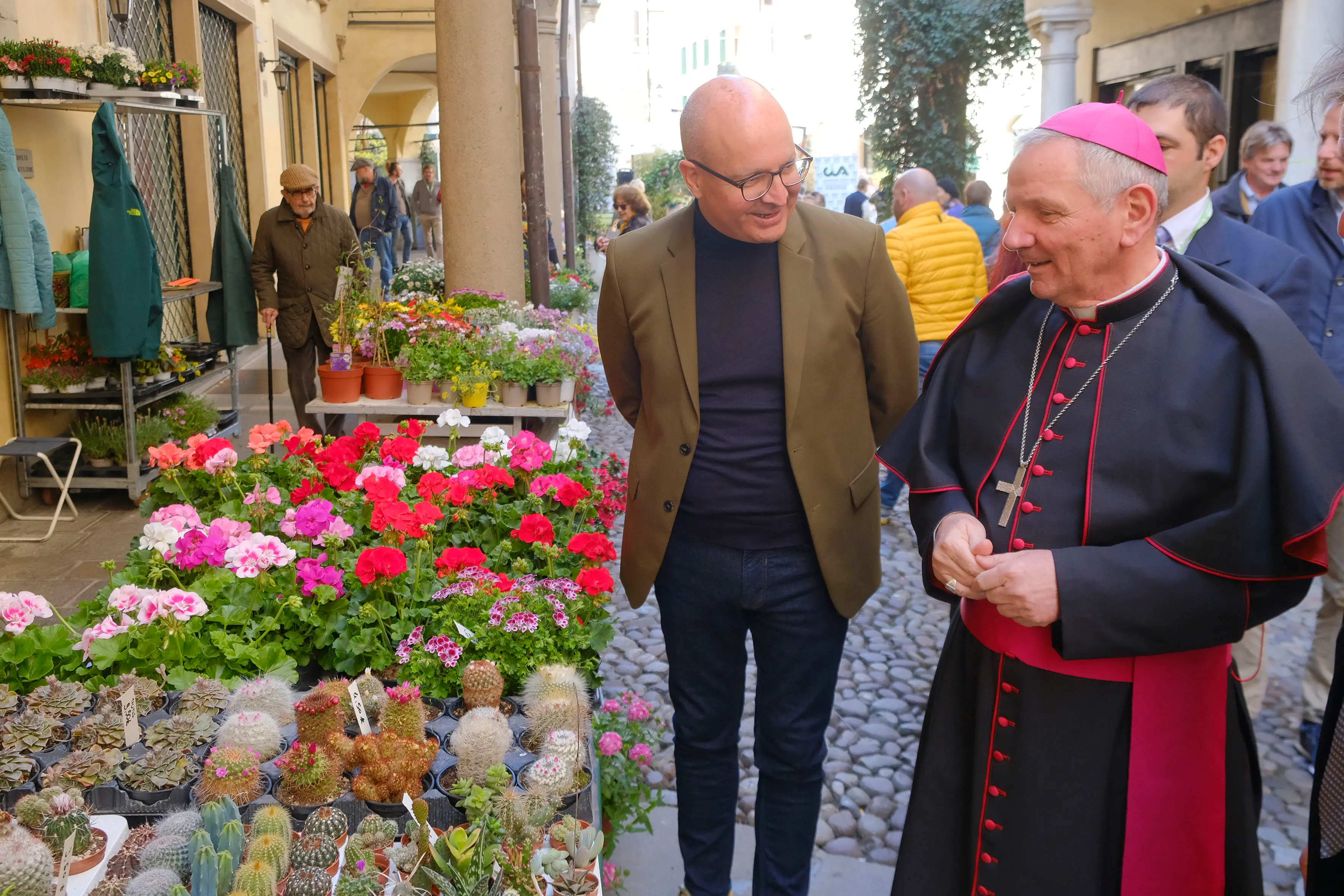 Il vescovo Cipolla a Ghetto in Fiore (foto Bianchi)